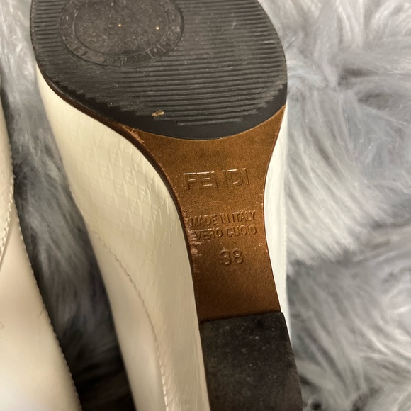 FENDI HIGH HEEL very good condition and it have the Fendi logo on it - Picture 3 of 6
